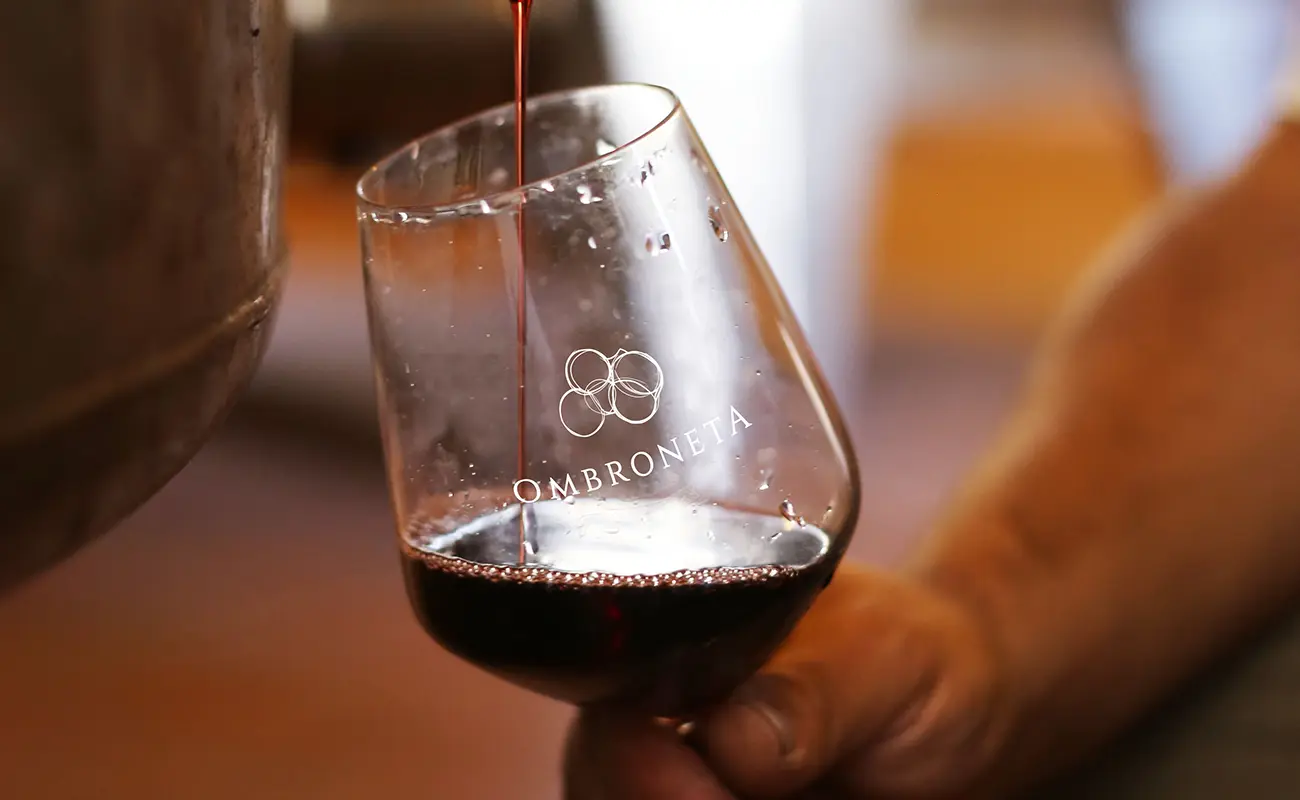 Casali di Bibbiano pouring wine into glass